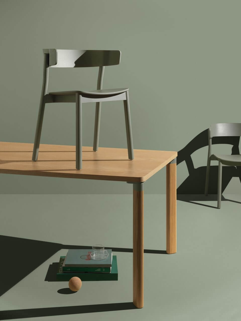 Une chaise en bois design qui peut être suspendue à la table grâce à ses accoudoirs