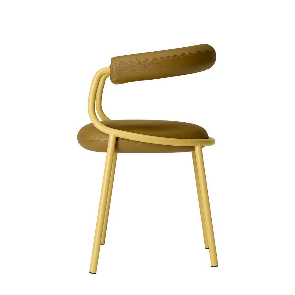 Vue de profil de la chaise KOALA OPEN avec dossier boudin en cuir ocre et structure tubulaire jaune moutarde sur fond blanc