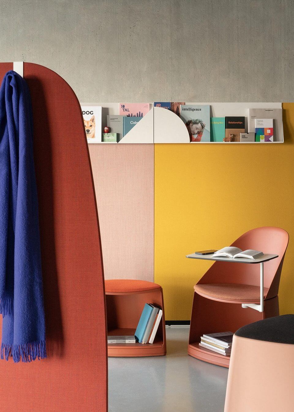 Chaise design et moderne sur roulettes, avec tablette pivotante et espace de rangement sous l'assise