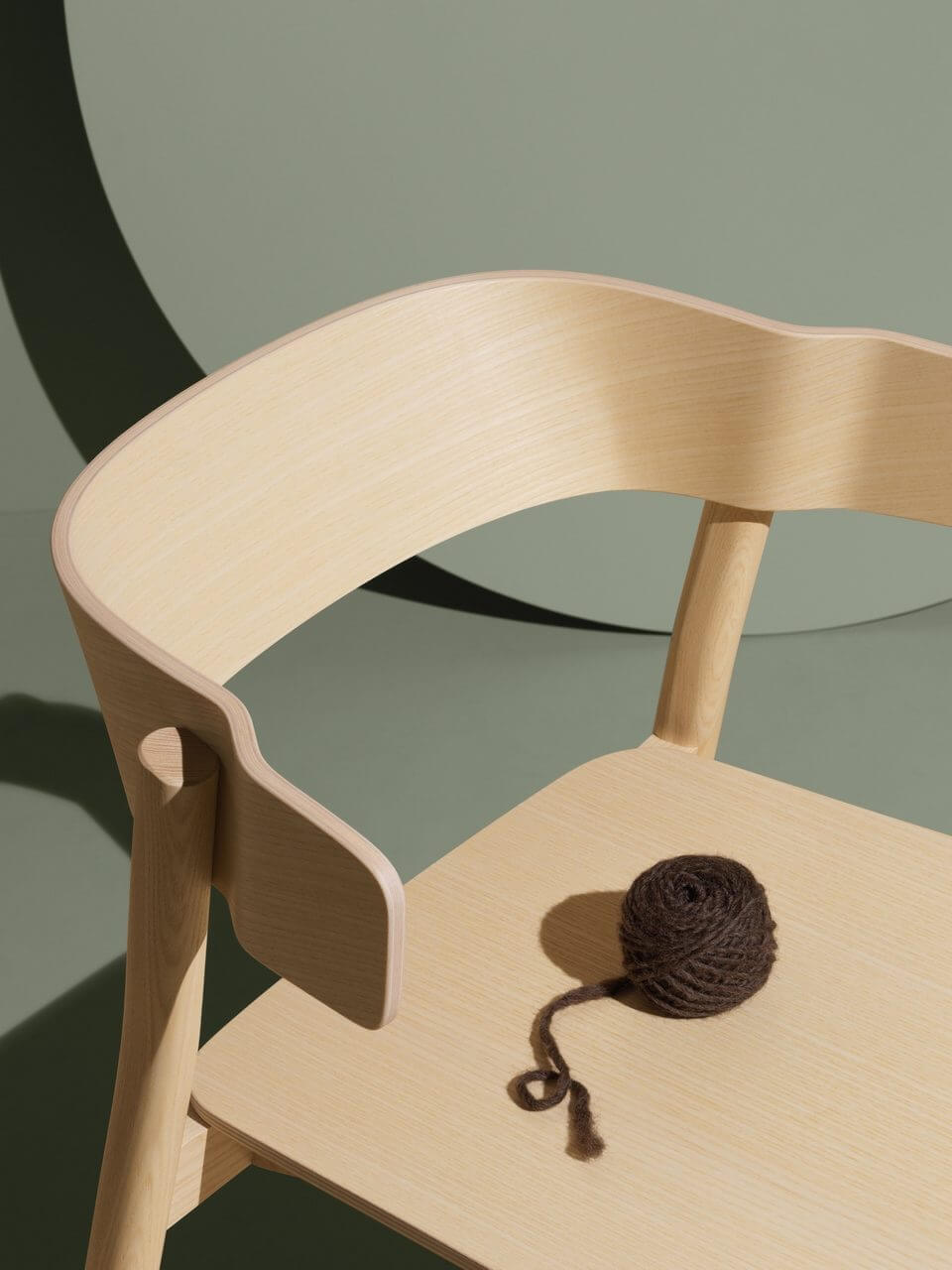 Chaise en bois design avec accoudoirs