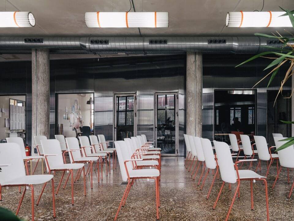 Une chaise design et moderne pour aménager des espaces de conférence