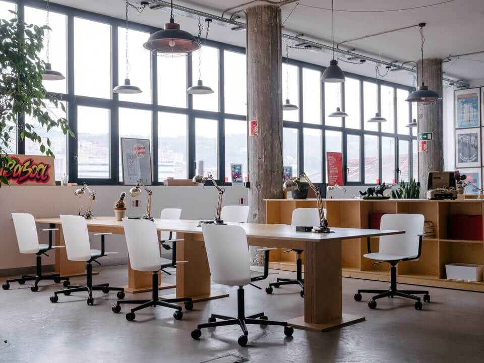 Chaise design pour les espaces de travail et de coworking