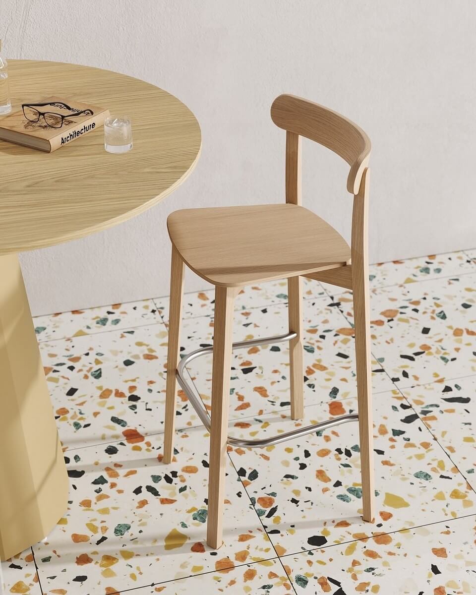 Chaise haute ICHO en bois clair autour de tables jaunes dans un aménagement de café, mettant en valeur la cohérence de gamme et le design moderne.