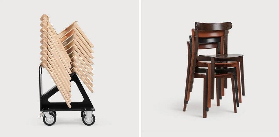 Comparaison de chaises de restaurant ICHO empilées sur chariot (bois clair) et chaises empilées au sol (bois foncé), illustrant l'optimisation de l'espace de stockage.