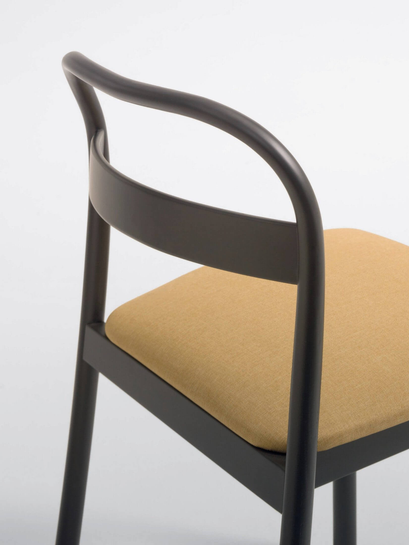 Chaise design JULIA dossier en bois courbé.