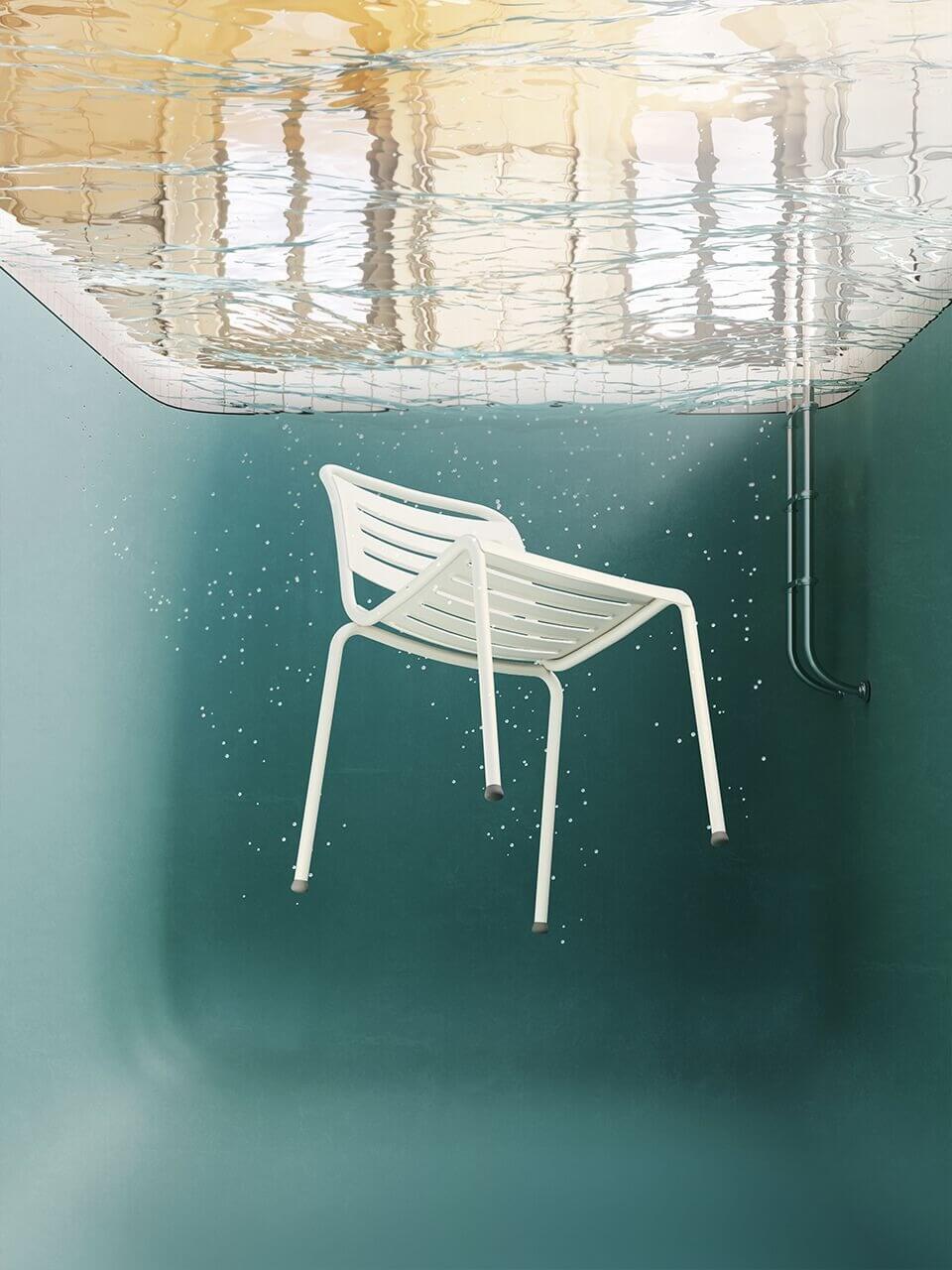 Chaise REAL en aluminium immergée dans une piscine, démonstration de résistance à l’humidité et aux conditions climatiques extrêmes