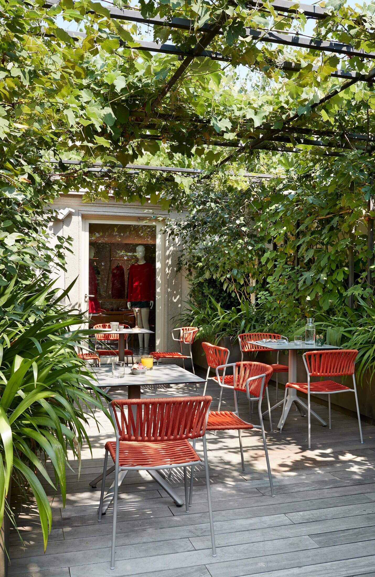 Chaise d'extérieur pour les terrasses des hôtels et des restaurants.