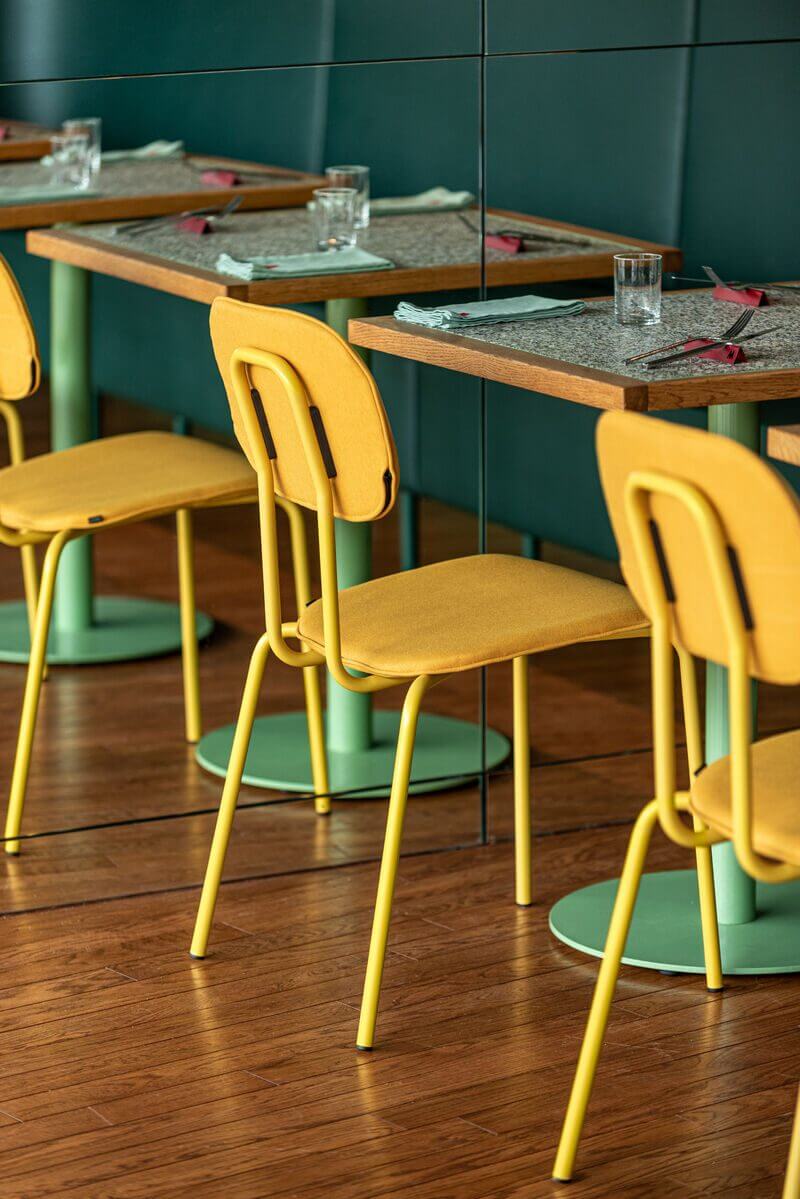 SCHOOL, la chaise design empilable pour les restaurants et les hôtels.