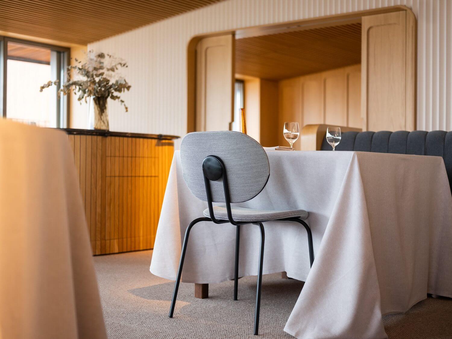 Chaise design pour les hôtels et restaurants HARI