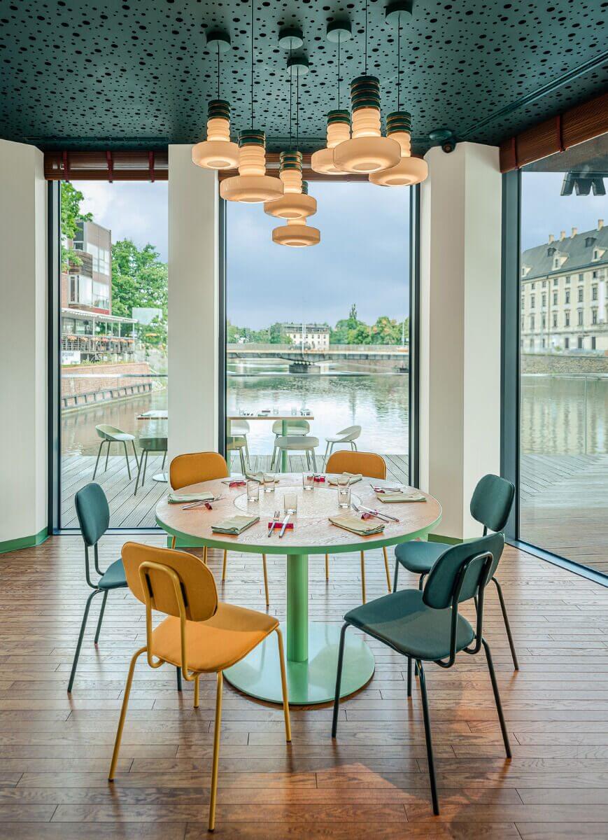 Chaise design et empilable pour restaurant SCHOOL