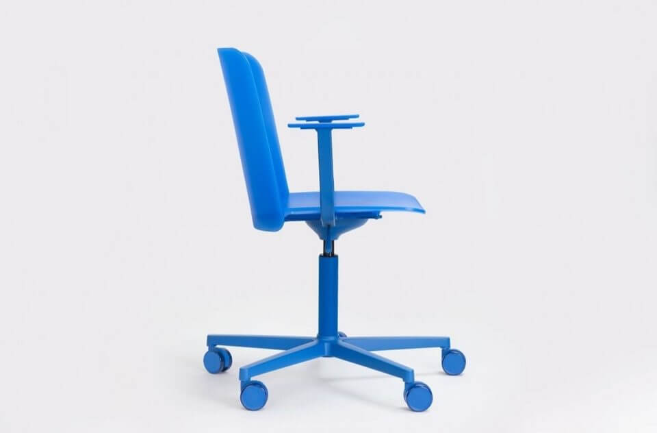 Chaise de réunion à roulettes entièrement bleu
