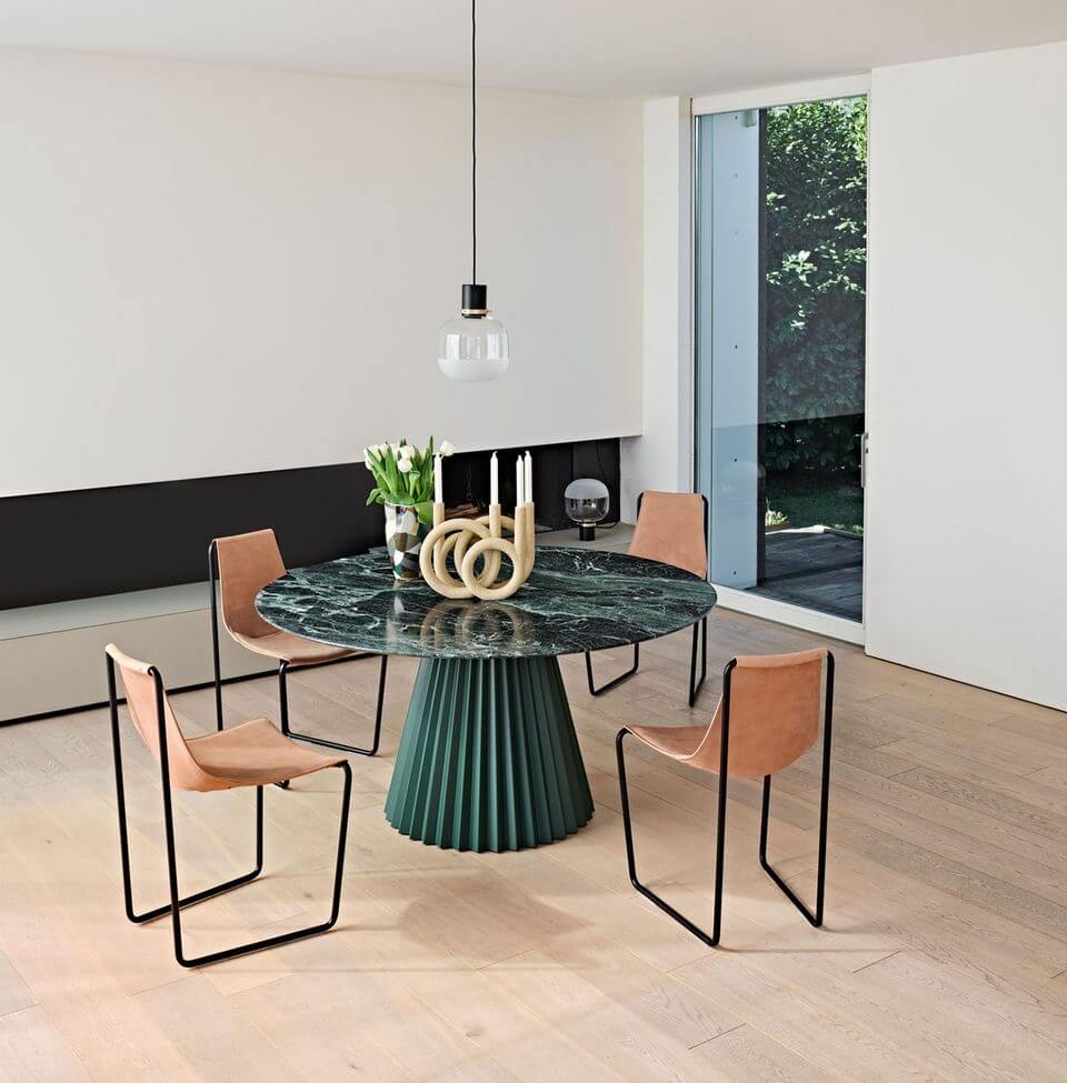 Chaise design en cuir tendu avec table de réunion ronde plateau marbre