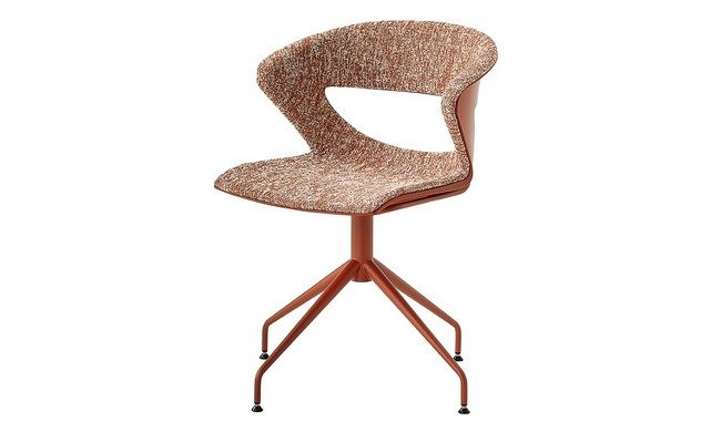Chaise de réunion pivotante KICCA rouge brique avec coque et piètement assortis, présentant un revêtement textile texturé sur l'intégralité de l'assise.