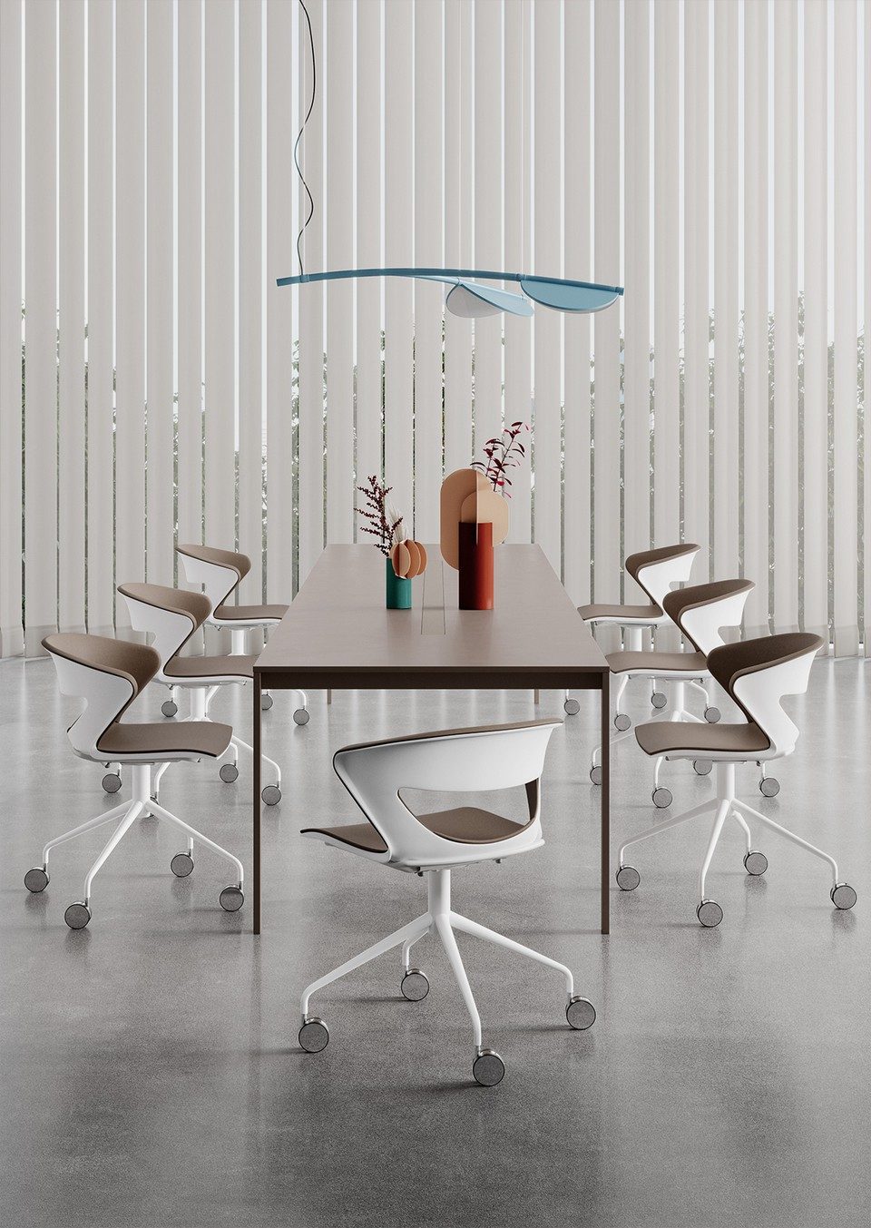 Salle de réunion équipée de huit chaises KICCA blanches pivotantes avec assises marron et roulettes design, disposées autour d'une table rectangulaire épurée.