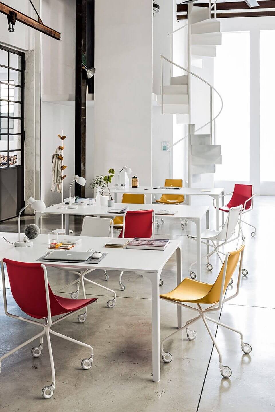 Chaise de réunion design blanche, forme moderne et minimaliste