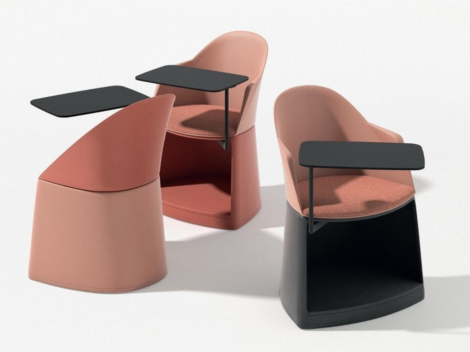 Chaise avec tablette écritoire pour créer des espaces de réunion agiles