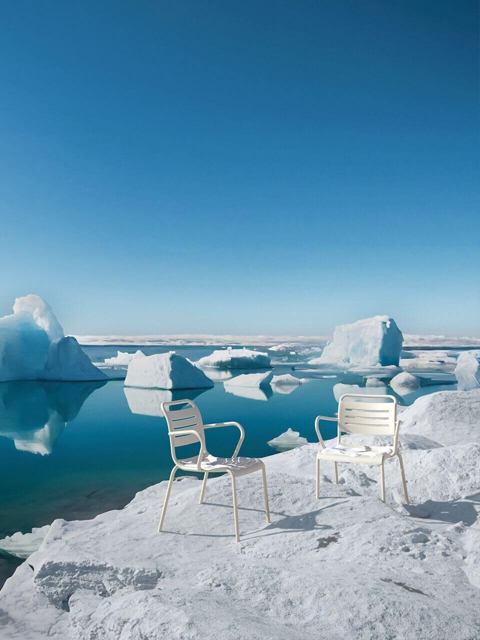 Chaise REAL en aluminium recyclé sur fond polaire, usage extérieur extrême, idéale pour les stations de ski