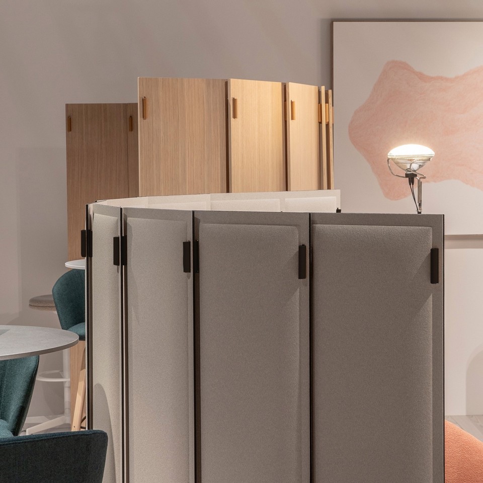 Zoom sur la cloison WOD en version tissu acoustique gris chiné, positionnée devant le modèle claustra en bois naturel pour un jeu de matières.