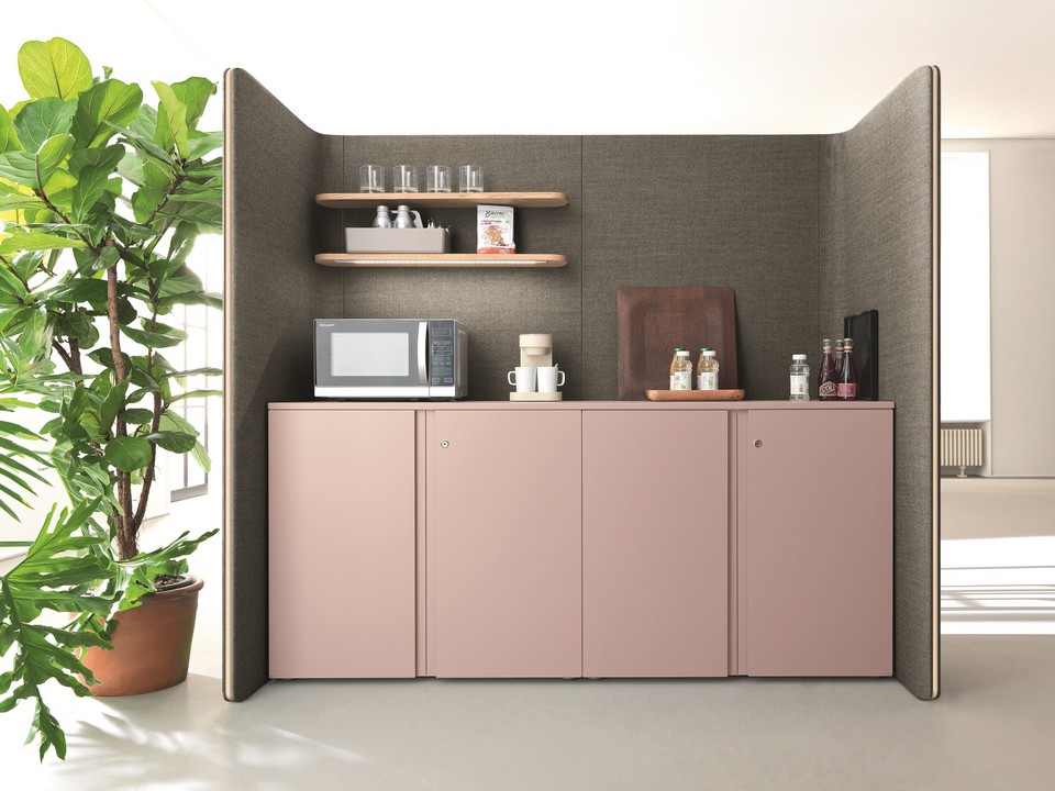 Cloisons acoustiques NUCLEO utilisées pour structurer une zone de service et de stockage conviviale au bureau.