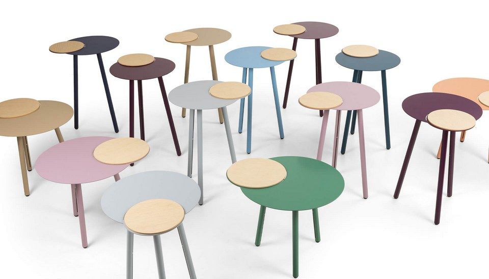 Collection de tables basses lounge CLOUD déclinée en plusieurs hauteurs et finitions colorées avec leurs plateaux en bois amovibles.