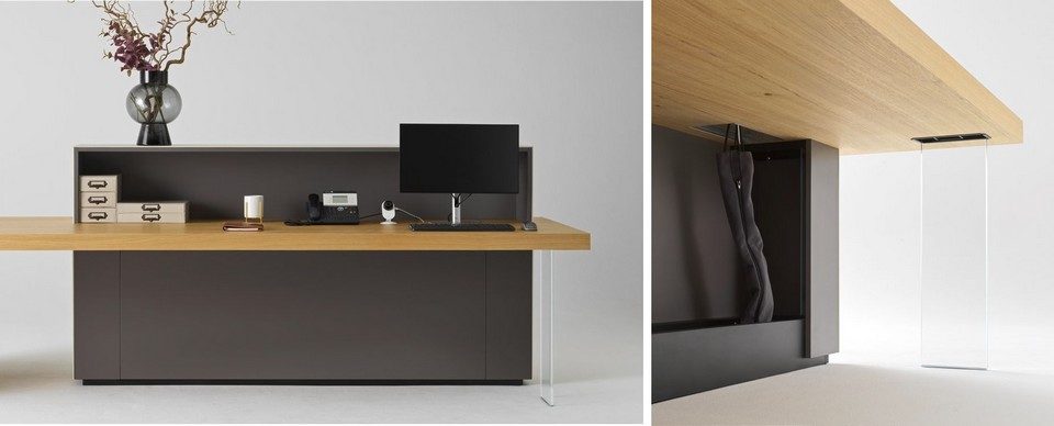 Image composite de la banque d'accueil KYO côté opérateur. À gauche, le poste de travail avec plateau en bois, écran, téléphone et rehausse de rangement supérieure. À droite, gros plan sur le système de connectivité invisible avec vertèbre passe-câbles textile sous le bureau.