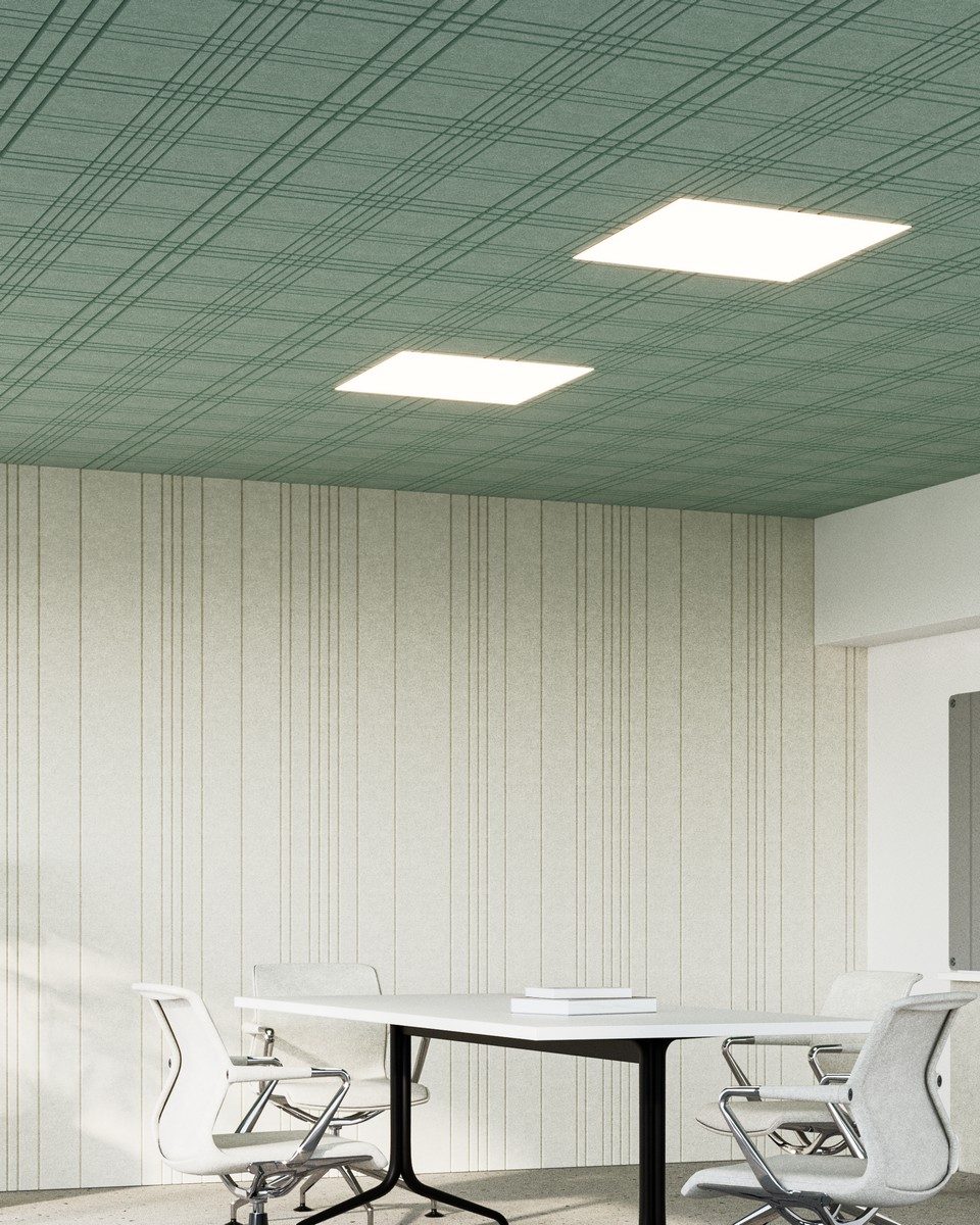Un faux plafond de salle de réunion entièrement couvert par des dalles acoustiques en PET recyclées, suspendues à l'ossature du faux plafond par un système de clipsage rapide breveté.