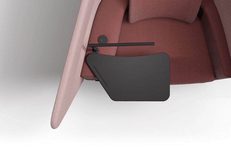 Vue de dessus de la tablette ergonomique et du port USB intégré dans l'accoudoir du fauteuil VIP SOLO.