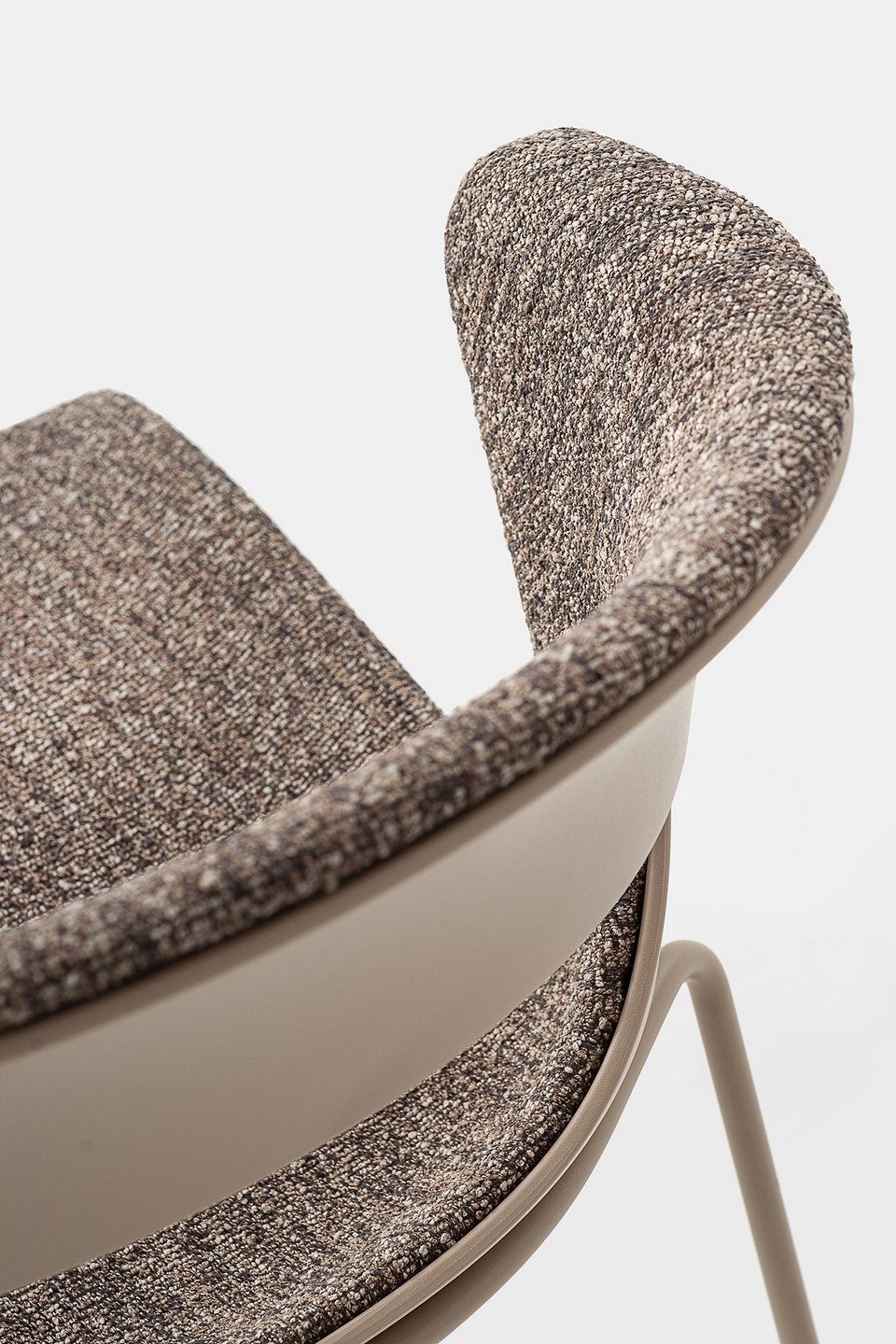 Gros plan sur le matelassage textile texturé et la finition de coque de la chaise KICCA, illustrant le soin apporté aux détails.
