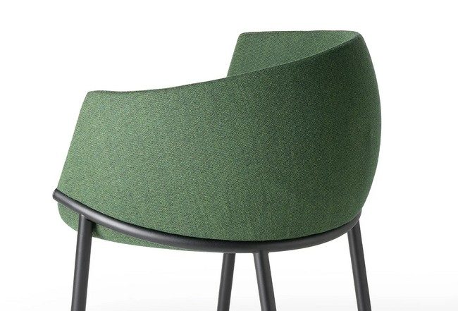 Gros plan arrière sur la ceinture en acier noir épousant la forme du dossier vert de la chaise KOALA