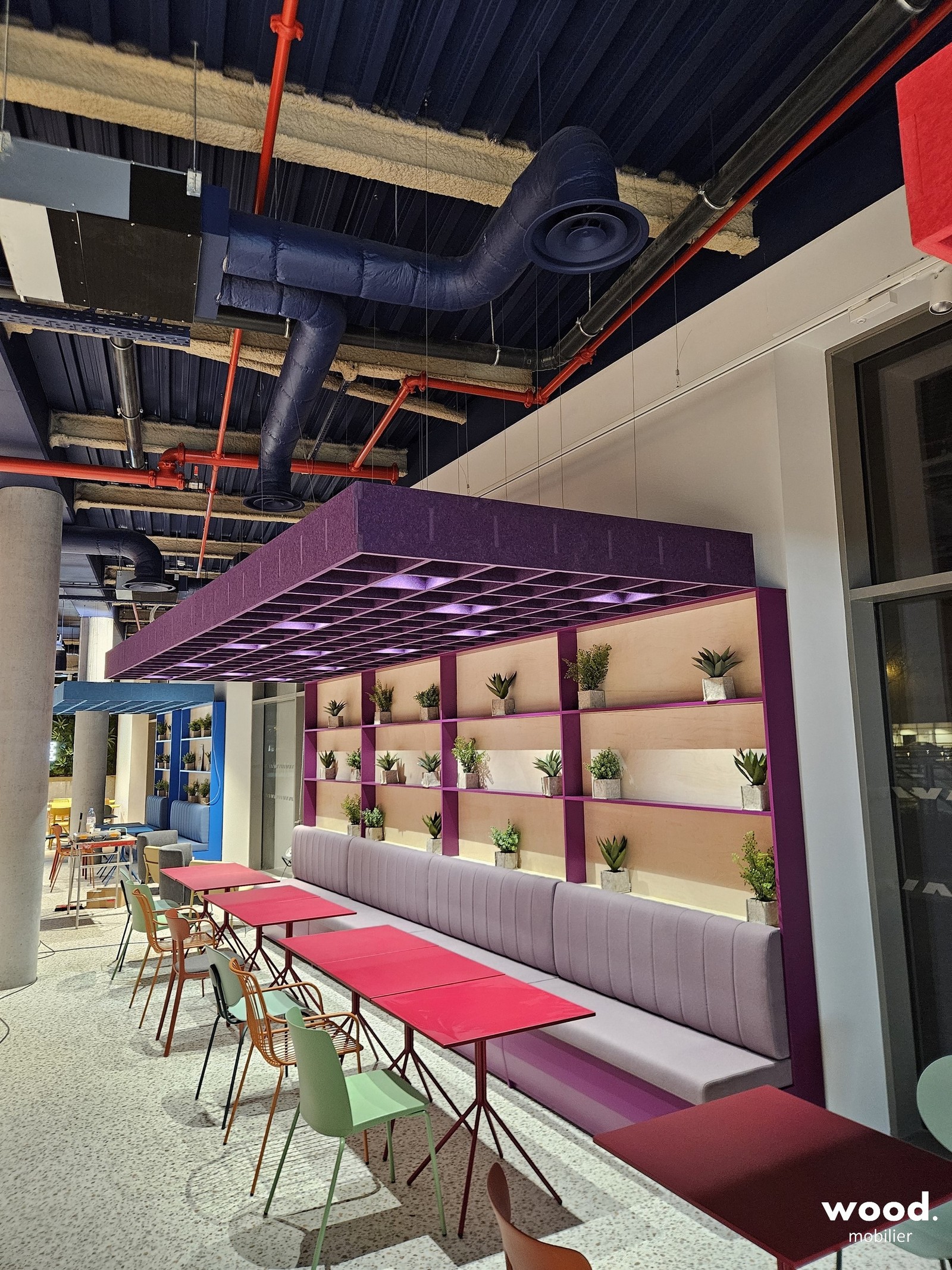 Détail de l'intégration d'éclairage haute performance dans une baffle acoustique suspendue en PET violet.