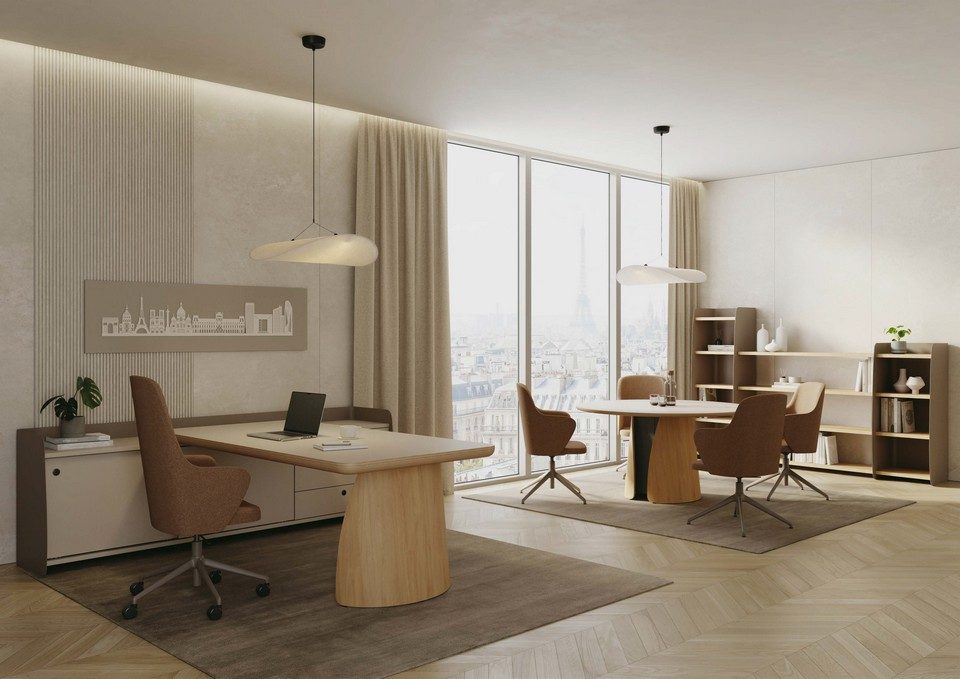 Aménagement global d'un espace de direction haut de gamme comprenant le bureau courbe Dolmen avec meuble porteur, une table de réunion ronde assortie et des bibliothèques en bois dans un grand bureau lumineux avec vue sur Paris