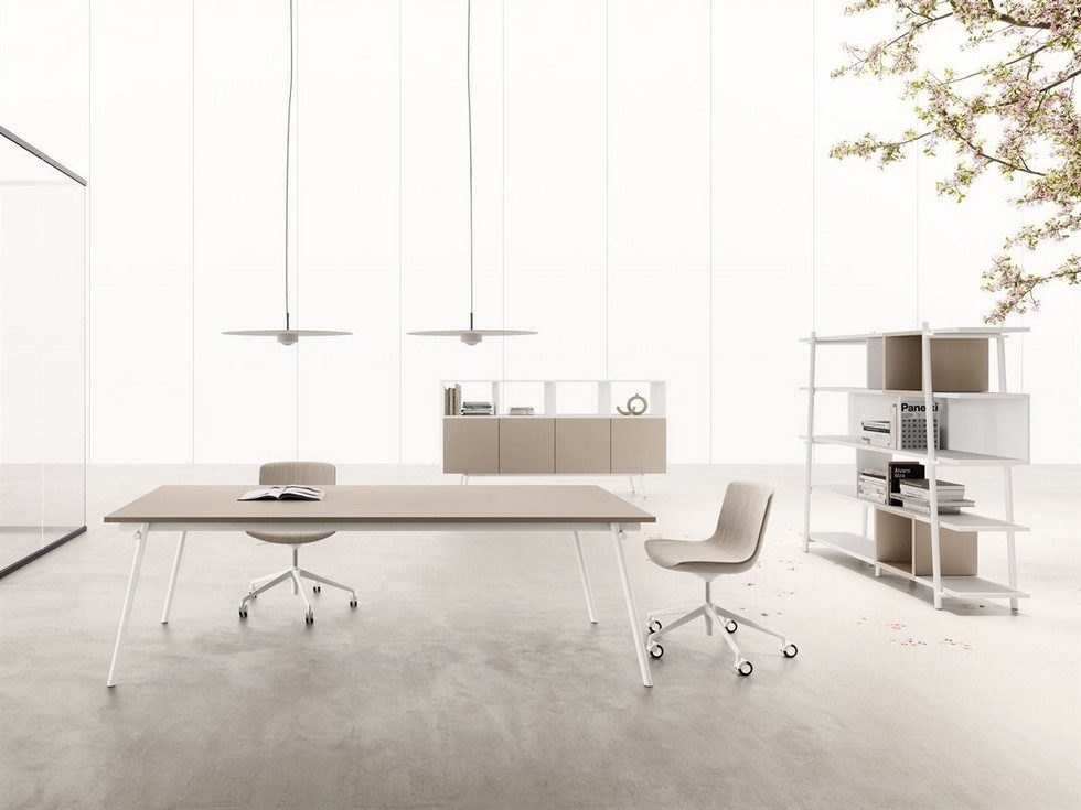 Bureau individuel KNOT accompagné de sa bibliothèque et de son buffet assortis en finition beige sable pour une ambiance de travail Japandi.