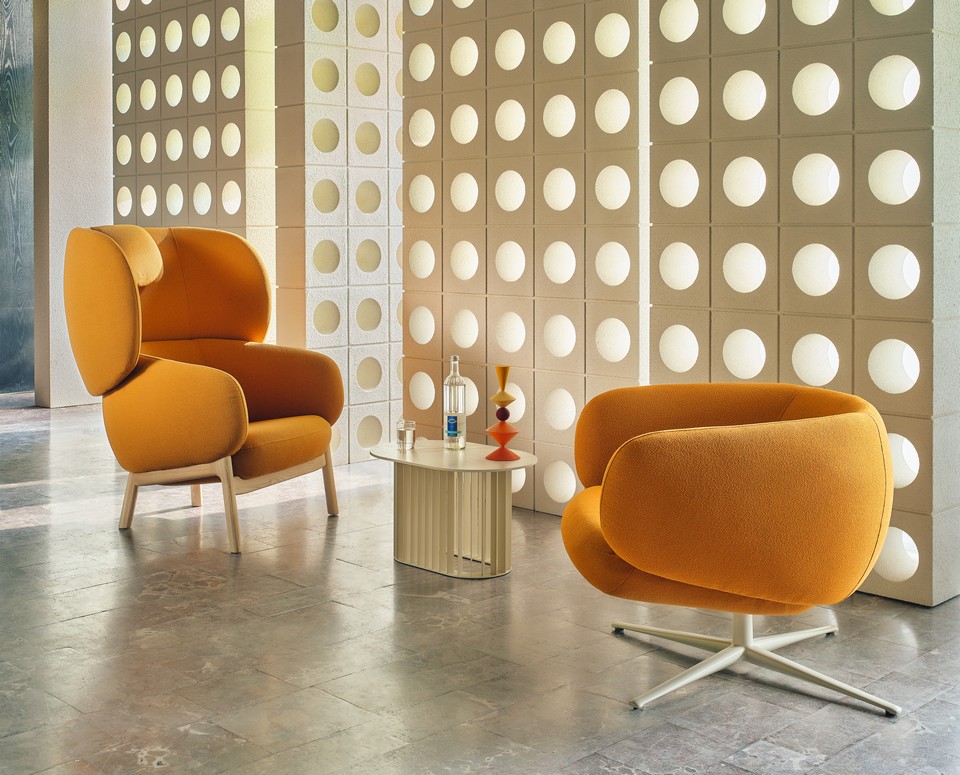 Aménagement d'un grand hall d'accueil ouvert avec un fauteuil acoustique GRACE qui apporte un sentiment d'intimité et de confidentialité