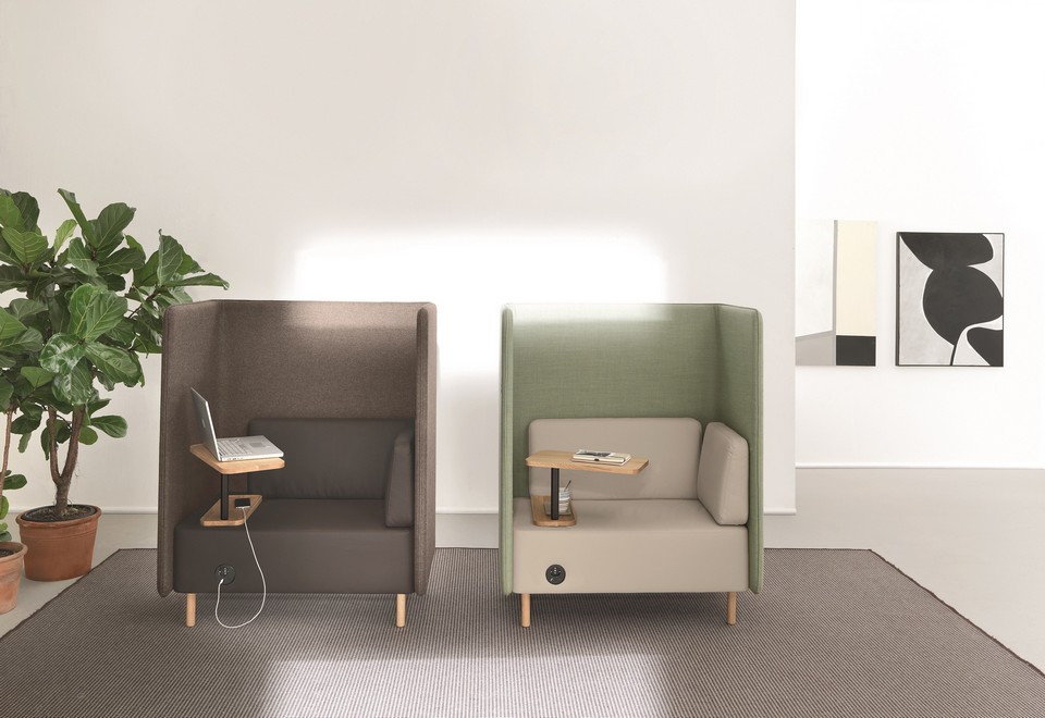 Duo de fauteuils NUCLEO avec tablettes en bois massif et prises intégrées pour le travail collaboratif.