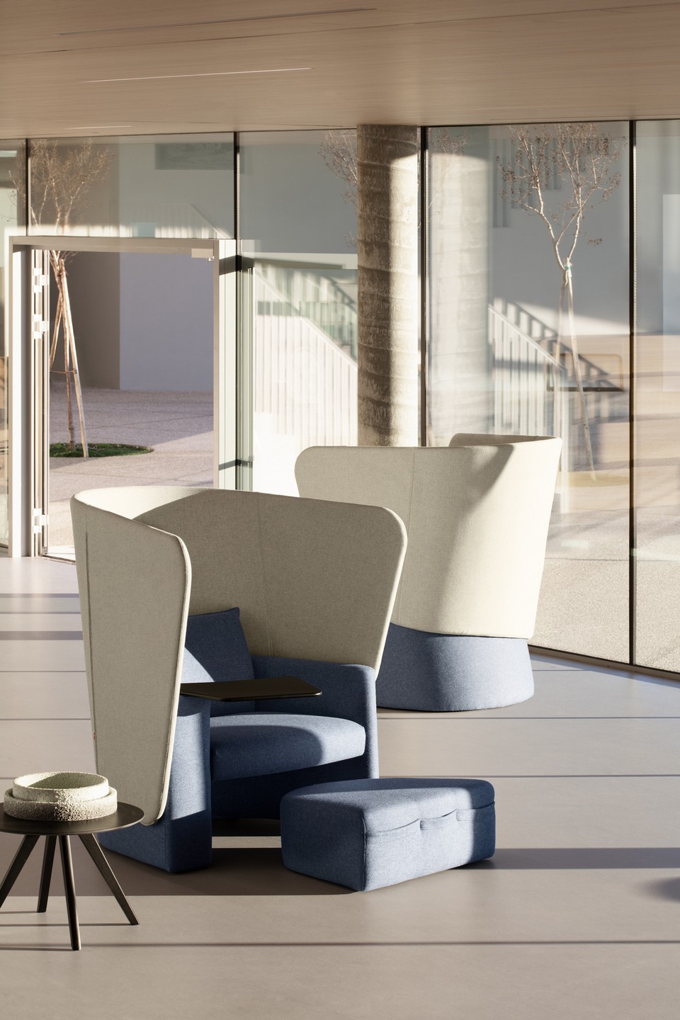 Deux fauteuils VIP SOLO disposés en vis-à-vis pour créer un espace de retrait confidentiel dans un open space.