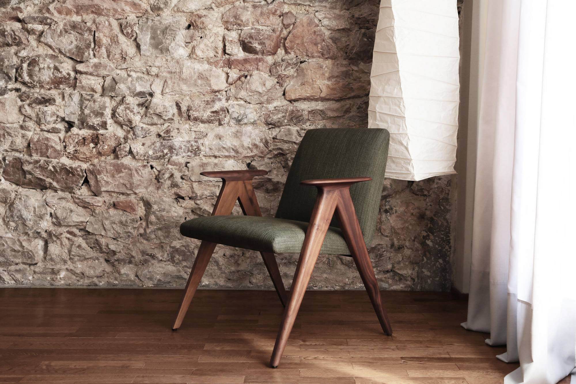 Fauteuil design en bois de noyer LIBERA