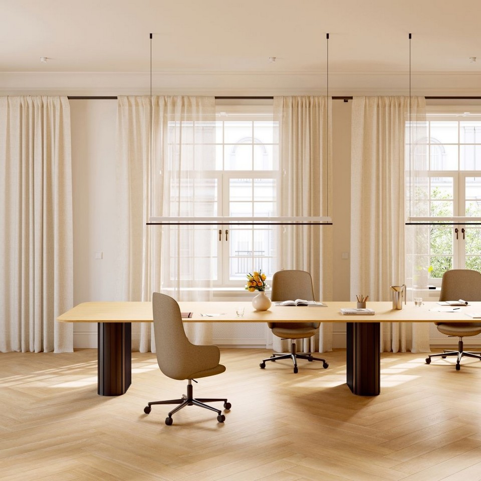Salle de réunion avec fauteuils de bureau design OSKOL en finition sable et table bois clair