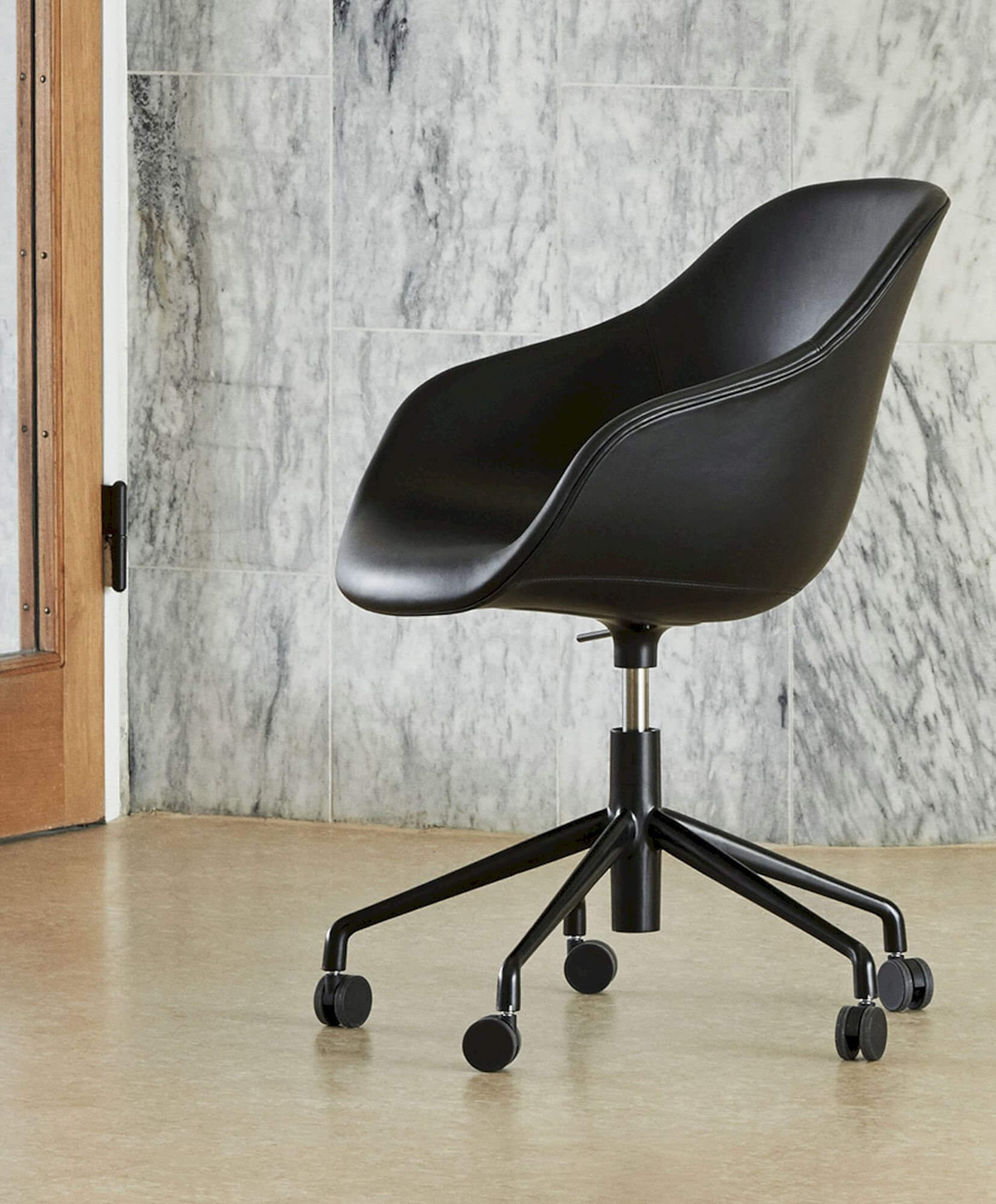 Chaise de bureau design et ergonomique sur roulettes