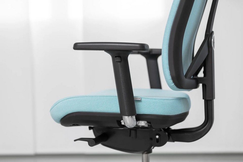 Gros plan de profil sur le fauteuil de bureau ergonomique FLEXI, mettant en valeur l'accoudoir réglable en T, l'assise en tissu bleu turquoise au bord avant arrondi pour le confort des jambes, et les commandes du mécanisme synchrone.