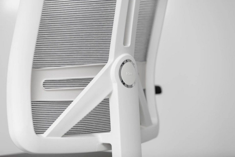 Gros plan sur l'arrière du dossier en maille respirante gris clair du fauteuil de bureau ergonomique FLEXI. La structure arrière blanche en Y est mise en évidence, montrant le support lombaire horizontal réglable de 40 mm et le pivot central chromé portant le logo FLEXI.