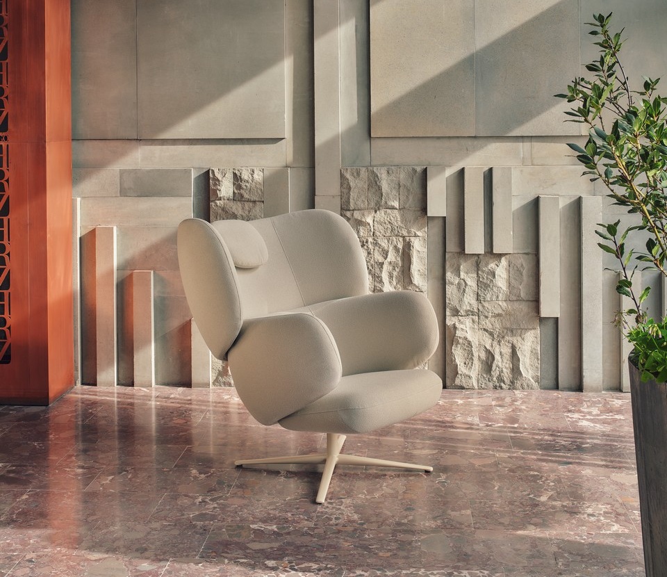 Fauteuil acoustique Grace installé dans une zone de détente au design minéral et moderne.