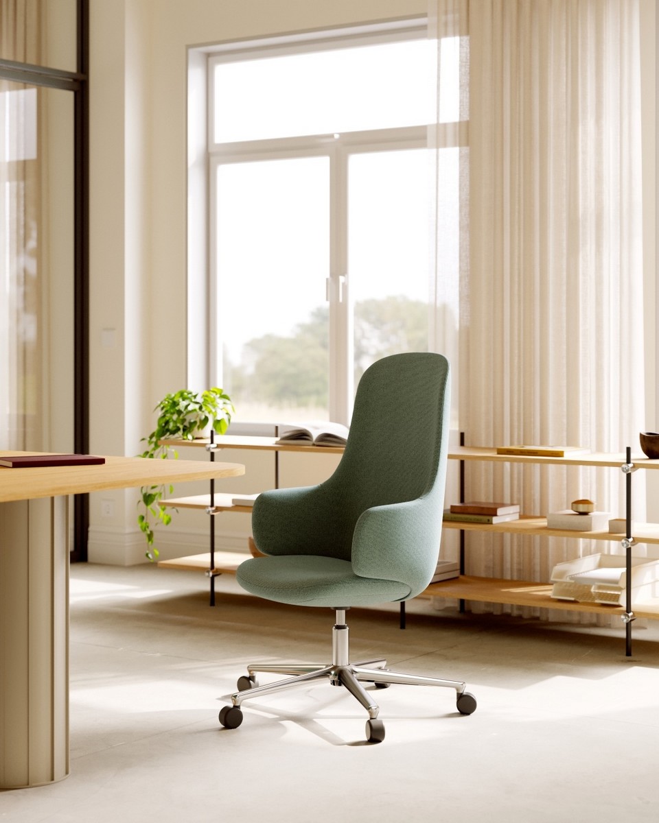 Fauteuil OSKOL vert dans un bureau contemporain, baigné de lumière naturelle