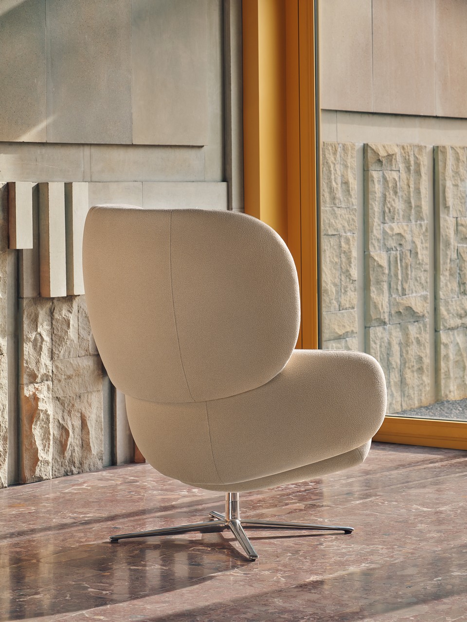 Vue arrière du fauteuil GRACE montrant la courbure ergonomique du dossier acoustique.