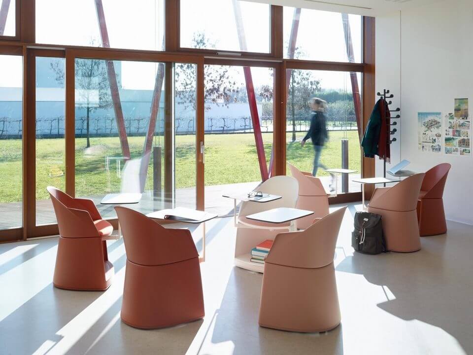 Fauteuil design sur roulette équipé d'une tablette écritoire pivotante pour les espaces de réunion et de formation