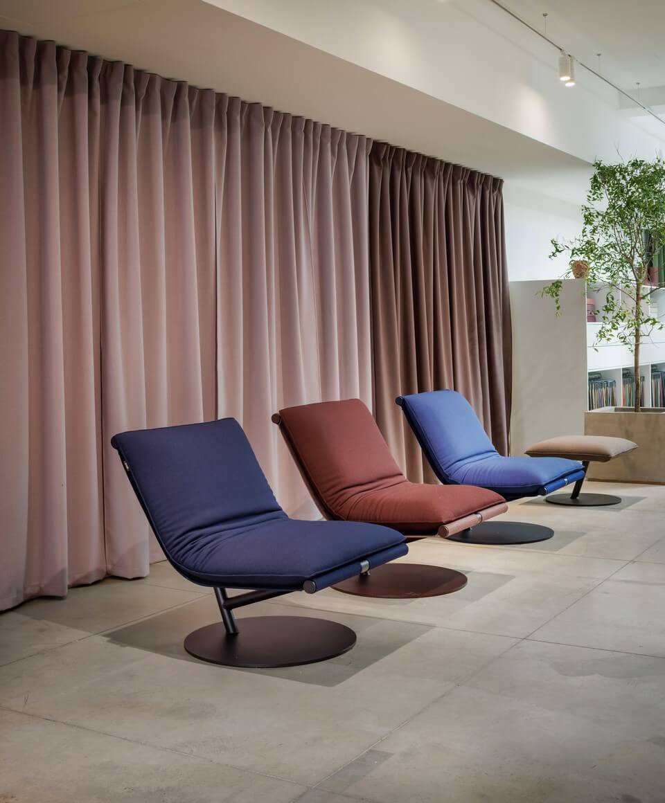 Fauteuil lounge FARFALLA dans un espace informel de coworking