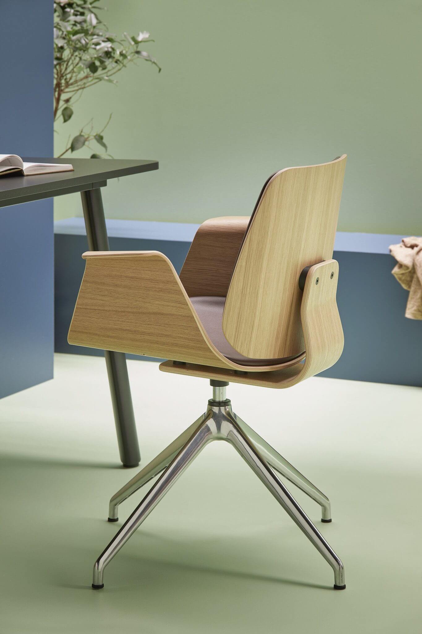 Fauteuil de réunion pivotant coque en bois design KLK