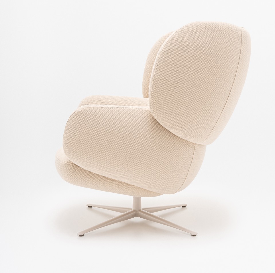 Fauteuil acoustique Grace en position inclinée montrant le basculement du dossier pour une posture de repos.