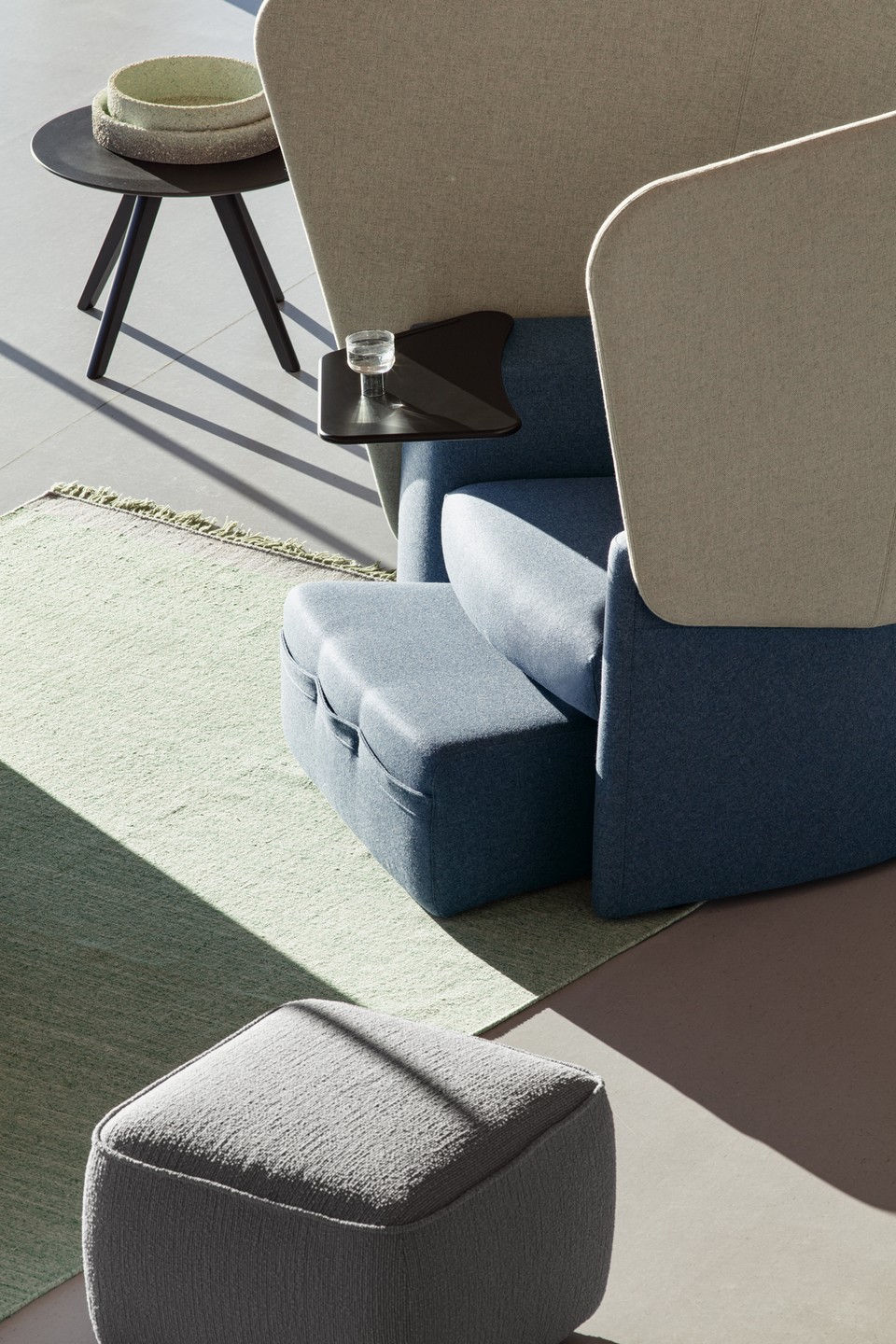 Gros plan sur le fauteuil VIP SOLO avec son ottoman extrait du socle creux pour un confort maximum.