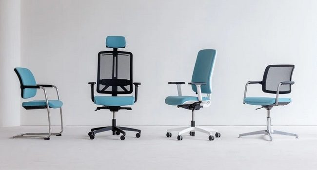 Présentation de la gamme de sièges de bureau FLEXI avec un revêtement bleu azur, comprenant une chaise visiteur luge, un fauteuil ergonomique avec têtière, un siège de travail à structure blanche et un siège de réunion pivotant.