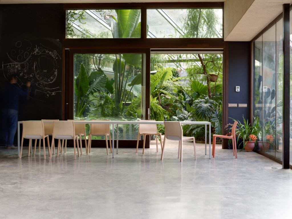 Grande table de travail en métal et bois